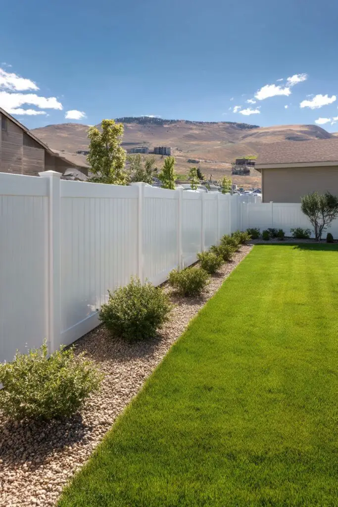Fantastic Privacy Fencing Ideas for Your Yard 4 Fantastic Privacy Fencing Ideas for Your Yard